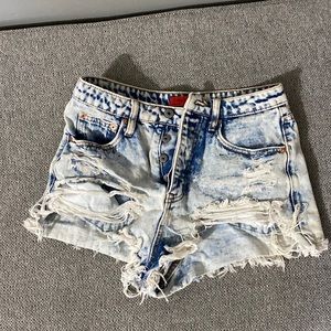 Short ripped light jean shorts
